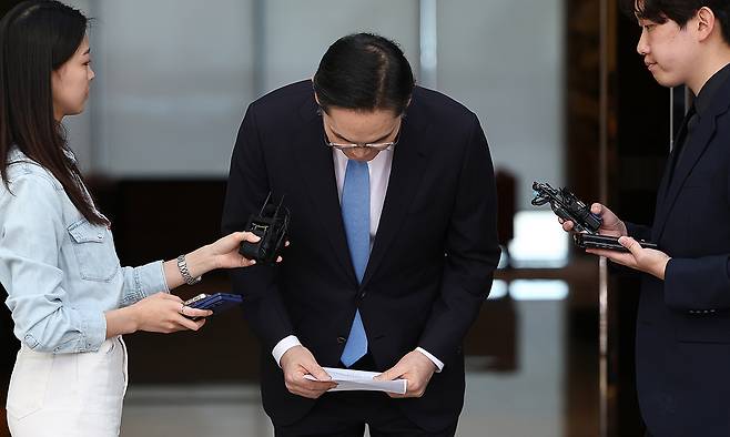 출장을 마치고 급거 귀국한 이재용 삼성전자 회장이 16일 서울 김포비즈니스항공센터(SGBAC)에서 머리 숙여 사죄 인사를 하고 있다. 연합뉴스