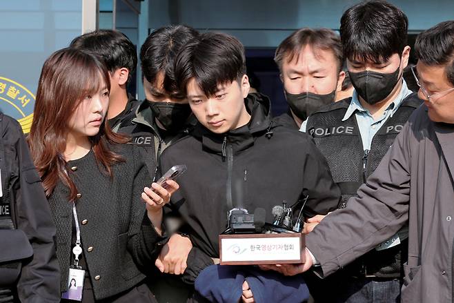 5월14일 경찰은 귀가 중이던 여고생을 흉기로 여러 차례 찔러 살해한 혐의를 받는 장윤기의 신상 정보를 국민의 알권리 등을 고려해 이날부터 한 달간 공개하기로 결정했다. ⓒ연합뉴스