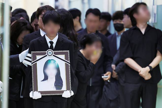 5월7일 광주 광산구 신가동 한 장례식장에서 20대 남성의 흉기에 찔려 숨진 여고생의 발인이 진행되고 있다. ⓒ연합뉴스