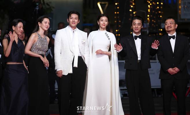 (칸=뉴스1) 이준성 특파원 = 16일(현지시간) 프랑스 남부 소도시 칸 팔레 데 페스티발(Palais des Festivals) 뤼미에르 대극장에서 열린 제79회 칸 국제영화제 미드나잇 스크리닝 초청작 ‘군체’ 공식 시사회에서 연상호 감독과 전지현, 지창욱, 구교환, 신현빈, 김신록 등 출연진이 레드카펫에 오를 준비를 하고 있다. 2026.5.16/뉴스1  Copyright (C) 뉴스1. All rights reserved. 무단 전재 및 재배포,  AI학습 이용 금지. /사진=(칸=뉴스1) 이준성 특파원