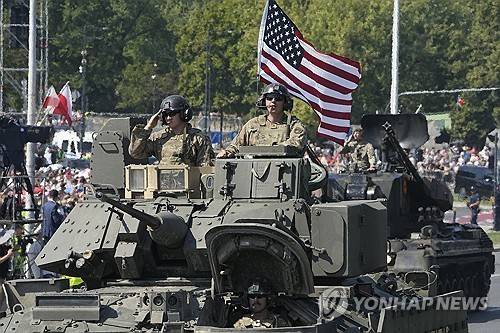 폴란드 바르샤바에서 함께 군사 행진을 하는 미군과 폴란드군 [AP 연합뉴스 자료사진. 재판매 및 DB 금지]