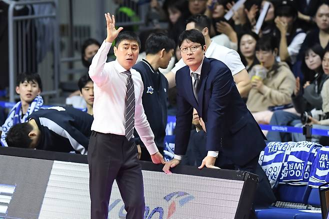 2025-2026시즌 경기 중 이상민 감독과 이규섭 DB 신임 감독 [KBL 제공. 재판매 및 DB 금지]
