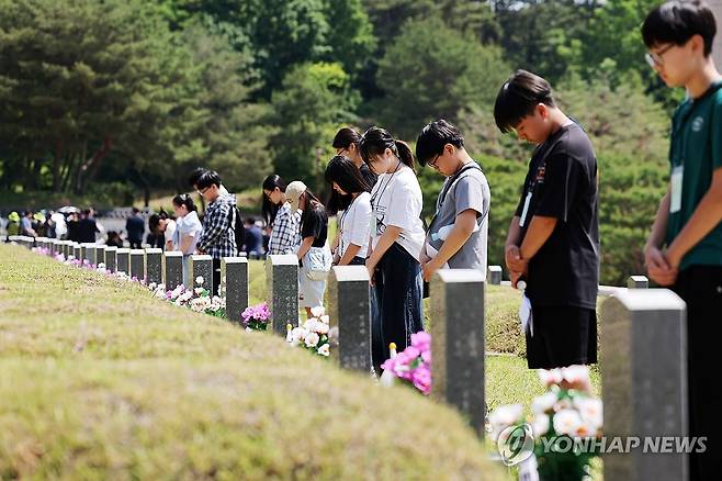 '오월 정신 계승' (광주=연합뉴스) 정다움 기자 = 5·18 민주화운동 46주년을 이틀 앞둔 16일 오전 광주 북구 국립 5·18 민주묘지에서 학생들이 참배하고 있다. 2026.5.16 daum@yna.co.kr