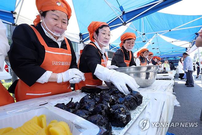 주먹밥 빚는 오월어머니들 (광주=연합뉴스) 김혜인 기자 = 5·18민주화운동 46주기를 이틀 앞둔 16일 광주 동구 금남로에서 열린 시민 난장 행사에서 오월어머니집 회원들이 주먹밥을 만들고 있다. 2026.5.16 in@yna.co.kr