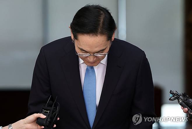 사죄 인사하는 이재용 회장 (서울=연합뉴스) 윤동진 기자 = 해외 출장을 마치고 귀국한 이재용 삼성전자 회장이 16일 서울 김포비즈니스항공센터(SGBAC)에서 머리 숙여 사죄 인사를 하고 있다. 2026.5.16 mon@yna.co.kr