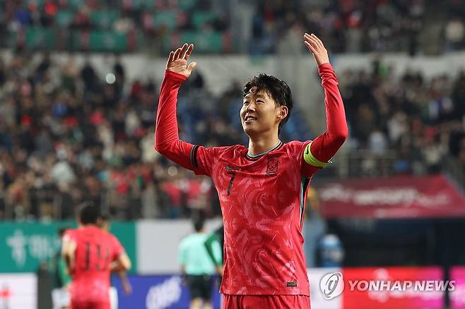 기뻐하는 손흥민 (대전=연합뉴스) 임화영 기자 = 14일 대전월드컵경기장에서 열린 남자축구 국가대표 평가전 대한민국 대 볼리비아의 경기에서 손흥민이 프리킥으로 선제골을 넣은 뒤 기뻐하고 있다. 2025.11.14 hwayoung7@yna.co.kr