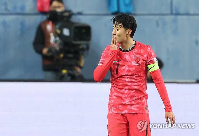 손흥민 손키스 세리머니 (대전=연합뉴스) 서명곤 기자 = 14일 대전월드컵경기장에서 열린 남자축구 국가대표 A매치 평가전 대한민국과 볼리비아의 경기. 손흥민이 골을 넣은 뒤 세리머니를 하고 있다.   2025.11.14 seephoto@yna.co.kr