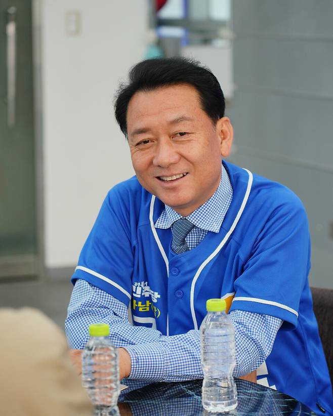 ▲&nbsp;더불어민주당 이광재 경기 하남시갑 후보가 17일 〈인천일보〉와 인터뷰를 하며 지역 현안과 선거 구상에 대해 설명하고 있다. /사진제공=이광재 후보 캠프