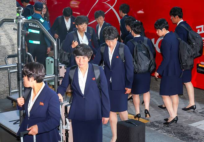 ▲ 2025-2026 아시아축구연맹(AFC) 여자 챔피언스리그(AWCL) 4강전에서 수원FC 위민을 상대하는 내고향여자축구단이 17일 오후 수원특례시에 위치한 숙소로 들어가고 있다. 북한 선수단의 국내 스포츠 행사 참가는 2018년 12월 이후 처음이다. 수원FC 위민과의 준결승전은 20일 오후 7시 수원종합운동장에서 열리며, 승리 팀은 23일 결승전에 진출한다./전광현 기자 maggie@incheonilbo.com