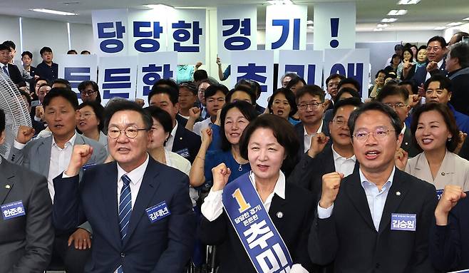 ▲ 추미애 민주당 경기도지사 후보가 17일 오후 수원시 팔달구 선거캠프에서 열린 선거대책위 출범식에서 파이팅을 외치고 있다./김철빈 기자 narodo@incheonilbo.com