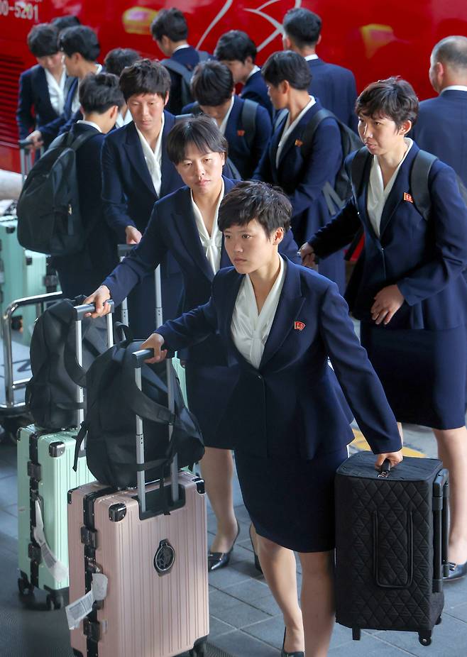 ▲ 2025-2026 아시아축구연맹(AFC) 여자 챔피언스리그(AWCL) 4강전에서 수원FC 위민을 상대하는 내고향여자축구단이 17일 오후 수원특례시에 위치한 숙소로 들어가고 있다. 북한 선수단의 국내 스포츠 행사 참가는 2018년 12월 이후 처음이다. 수원FC 위민과의 준결승전은 20일 오후 7시 수원종합운동장에서 열리며, 승리 팀은 23일 결승전에 진출한다. /전광현 기자 maggie@incheonilbo.com