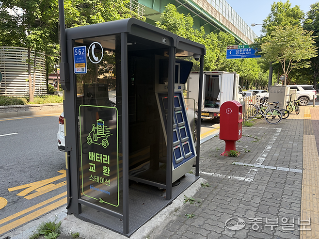 14일 수원시 팔달구의 한 도로에 BSS(배터리 교환 스테이션)가 설치돼 있는 가운데, 충전 중인 배터리에 빨간 불이 들어와 있다. 왕보빈기자