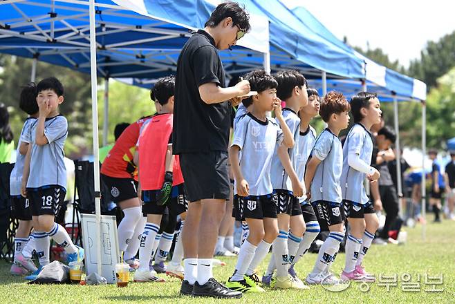 제8회 중부일보 사장배 유소년 축구대회에서 선수들이 경기를 기다리고 있다.정선식기자