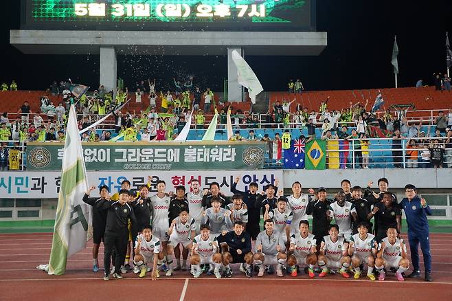 16일 안산 와~스타디움에서 열린 하나은행 K리그2 2026 12라운드 김포FC와 안산 그리너스FC의 경기에서 1-0으로 승리한 김포 선수단이 기념사진을 찍고 있다.