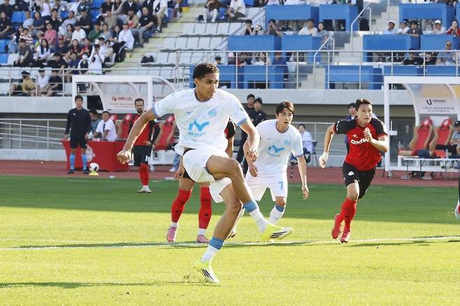 ▲ 대구FC 데커스가 17일 김해FC와 원정 경기 전반 K리그 데뷔골을 넣고 있다.대구FC
