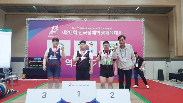 역도에서 입상한 선수들이 기념사진을 찍고 있다. 경상북도장애인체육회 제공