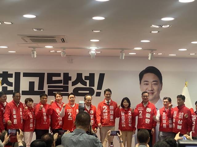 국민의힘 추경호 후보, 최재훈 후보, 이진숙 후보를 비롯해 달성군 시·군의원 후보자들이 기념 촬영하고 있다. 김재호 기자