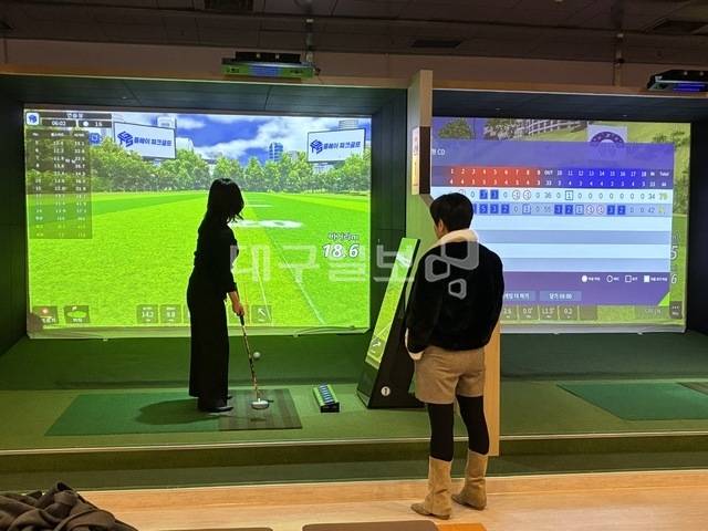 9일 대구도시철도 2호선 용산역에 있는 복합테마파크를 찾은 연인들이 스크린 파크골프를 즐기고 있다. 서고은 기자