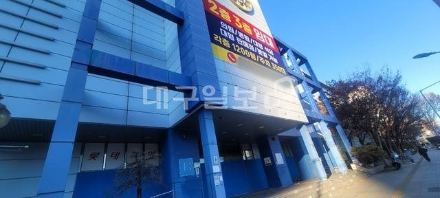 옛 대구 서구 홈플러스 내당점 건물에 장보고 식자재마트가 입점을 앞두고 있다. 현재까지 정확한 매장 규모는 파악되지 않았지만 1층에 매장이 운영되는 것으로 파악됐다. 권영진 기자