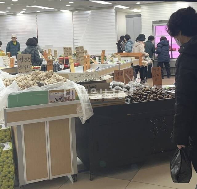 지난 23일 반월당역 지하상가를 지나가던 시민들이 농산물가게를 들러 상품을 구경하고 있다. 김도경 수습기자