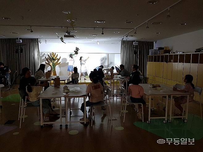 연극 ‘지지직 뜨거운 주먹밥’의 공연 모습.