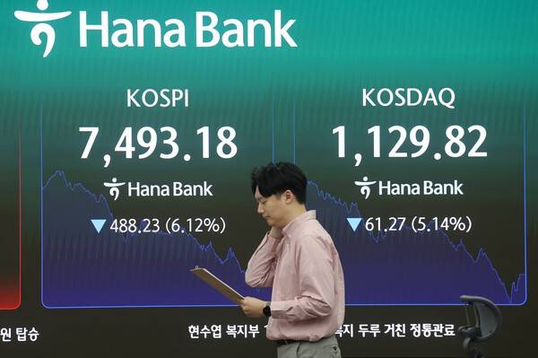 15일 서울 중구 하나은행 딜링룸 전광판에 코스피와 코스닥 종가가 표시돼 있다.[출처= 연합]