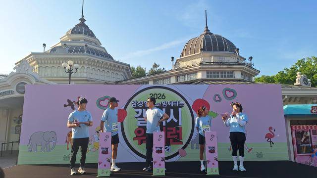 17일 용인 에버랜드에서 펼쳐진 '갤럭시 워치런 @사파리' 행사 개회식에 임성택 삼성전자 한국총괄 부사장(왼쪽에서 세 번째)과 '삼성 헬스' 앰배서더 가수 션(왼쪽에서 두 번째)이 대화를 나누고 있다. [사진=조성준 기자]