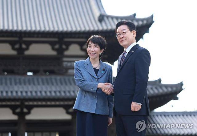 이재명 대통령과 다카이치 사나에 일본 총리가 일본 나라현 대표 문화유적지인 호류지(법륭사)에서 기념촬영을 하고 있다. [사진=연합뉴스]