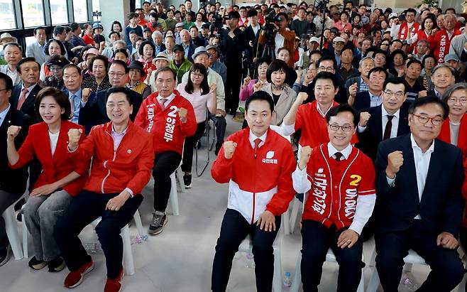 장동혁 국민의힘 대표, 정진석 전 대통령 비서실장, 김기현, 나경원 국회의원등 국민의힘 지도부와 당원들이 17일 충남 공주시 윤용근 공주·부여·청양 국회의원 후보 선거사무소 개소식에 참석해 기념촬영을 하고 있다. 뉴스1