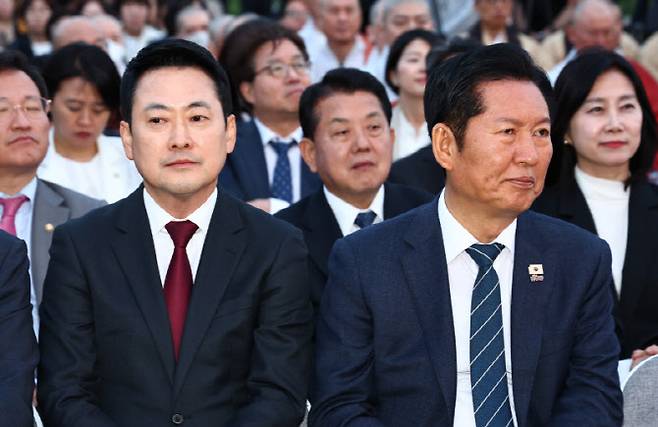 더불어민주당 정청래 대표와 국민의힘 장동혁 대표를 비롯한 참석자들이 지난달 30일 국회 중앙 잔디광장에서 열린 불기2570년 국회정각회 봉축 점등식에 자리해 있다.(사진=뉴시스)