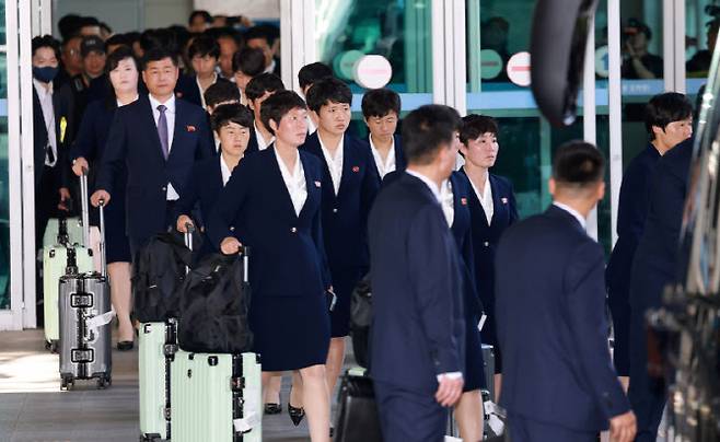 2025~26 아시아축구연맹(AFC) 여자 챔피언스리그(AWCL) 4강전에서 수원FC 위민을 상대하는 내고향여자축구단이 17일 인천국제공항 제1여객터미널을 통해 입국한 뒤 이동하고 있다. 사진=공동취재/연합뉴스