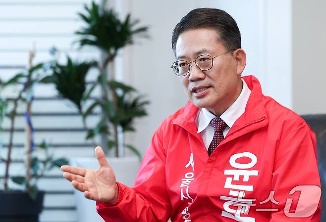 윤호상 서울시교육감 예비후보가 13일 서울 중구 선거사무소에서 뉴스1과 인터뷰를 하고 있다. ⓒ 뉴스1 임지훈 인턴기자