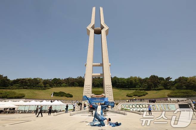 제 46주년 5·18민주화운동 기념일을 하루 앞둔 17일 광주 북구 운정동 국립 5·18민주묘지 추모식에서 추모공연이 진행되고 있다. ⓒ 뉴스1 박지현 기자