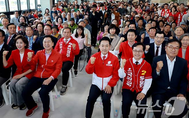 장동혁 국민의힘 대표, 정진석 전 대통령 비서실장, 김기현, 나경원 국회의원등 국민의힘 지도부와 당원들이 17일 충남 공주시 윤용근 공주·부여·청양 국회의원 후보 선거사무소 개소식에 참석해 기념촬영을 하고 있다. 2026.5.17 ⓒ 뉴스1 이호윤 기자