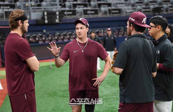 키움과 6주 단기 계약을 한 로젠버그가 14일 서울 고척스카이돔에서 열리는 2026 KBO리그 한화전에 앞서 동료들과 인사를 하고 있다. 고척 | 최승섭 기자 thunder@sportsseoul.com