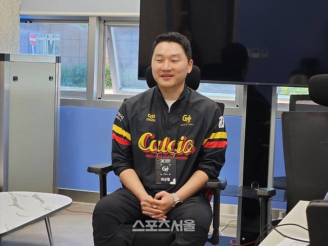 최상철이 17일 경상남도 진주시 경남e스포츠상설경기장에서 열린 2026 KEL FC모바일 본선 2일차 C조 일정을 마치고 취재진 인터뷰에 응하고 있다. 진주 | 강윤식 기자 skywalker@sportsseoul.com