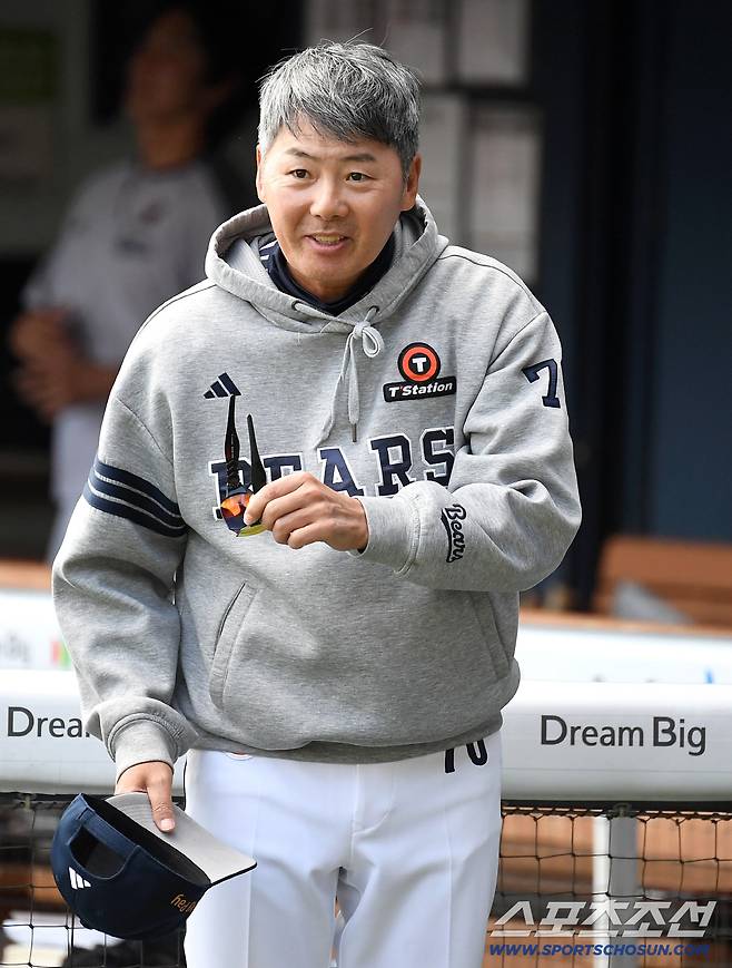 9일 잠실구장에서 열린 두산과 SSG의 경기. SSG 선수들과 인사를 나누고 있는 두산 김원형 감독. 잠실=송정헌 기자songs@sportschosun.com/2026.05.09/