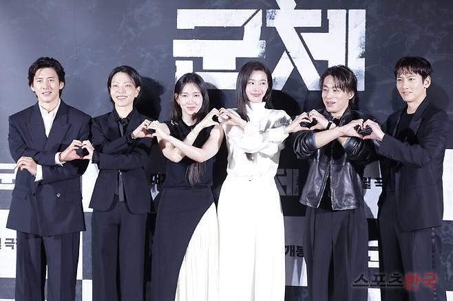 영화 '군체' 제작보고회에 참석한 고수, 김신록, 신현빈, 전지현, 구교환, 지창욱.&nbsp; 2026.4.6 ⓒ이혜영 기자 lhy@hankooki.com