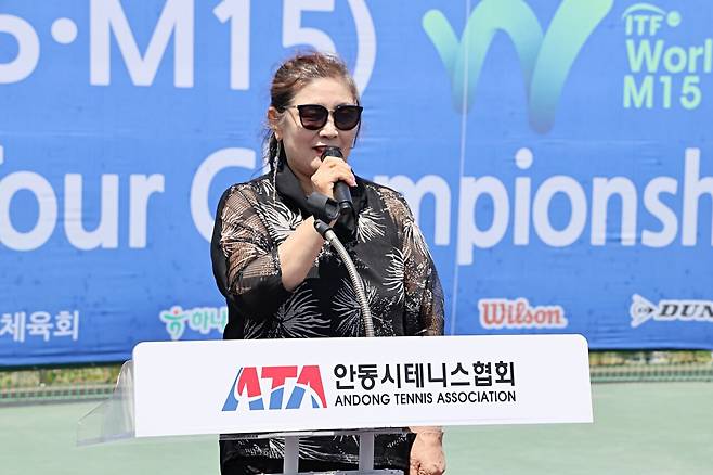 대회 폐회사를 전하는 손영자 안동시테니스협회장