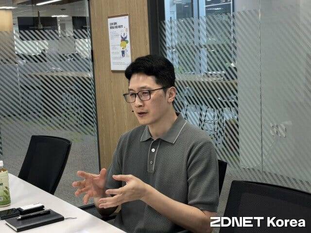 서상덕 대표가 지디넷코리아와 인터뷰를 하고 있다. 서 대표는 대구과학고와 KAIST를 졸업했다.