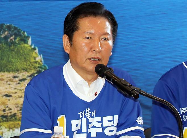 정청래 더불어민주당 대표가 15일 오전 제주시 오라동 위성곤 민주당 제주도지사 후보 선거사무소에서 열린 선거대책위원회 회의에서 발언하고 있다. 2026.5.15 ⓒ뉴스1