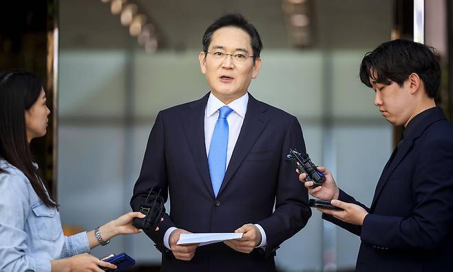 이재용 삼성전자 회장이 16일 서울 강서구 김포국제공항 비즈니스센터로 귀국하며 취재진 앞에서 총파업이 예고된 노사 현안과 관련해 입장을 밝히고 있다. 2026.05.16 서울=뉴시스