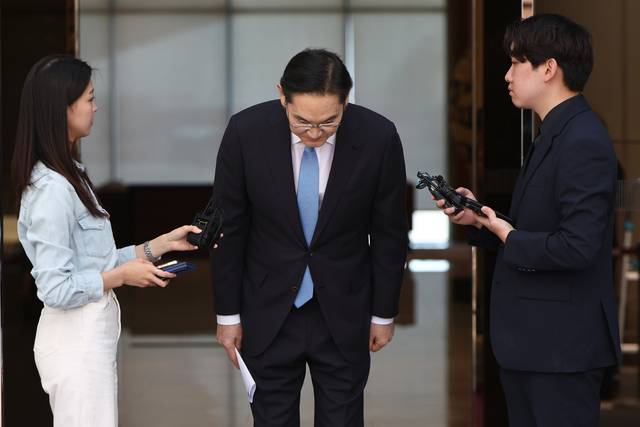 해외 출장을 마치고 급거 귀국한 이재용 삼성전자 회장이 16일 서울 김포비즈니스항공센터(SGBAC)에서 머리 숙여 사죄 인사를 하고 있다. 연합뉴스