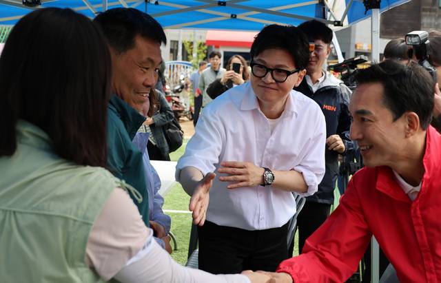 박민식(오른쪽) 국민의힘 후보와 한동훈 무소속 후보가 지난달 26일 부산 구포초에서 열린 동문회 운동회에서 주민에게 인사를 하고 있다. [연합뉴스]