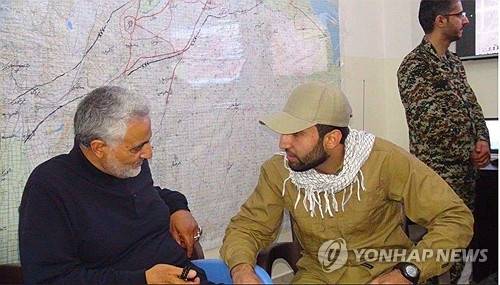 미국 등 서방국가 테러를 모의한 혐의로 재판에 넘겨진 모하마드 알사디(오른쪽)가 2020년 미군에 사살된 카셈 솔레이마니 전 이란혁명수비대(IRGC) 사령관과 대화하는 모습. 이 사진은 이날 맨해튼연방법원에서 공개된 공소장에 포함됐다.     [AP=연합뉴스]