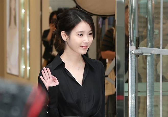 배우 겸 가수 아이유가 지난 11일 '21세기 대군부인' 촬영지인 제이에스티나 본사 쇼룸에서 인사를 하고 있다. /사진=뉴스1