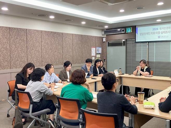 김승섭 서울대 보건대학원 교수 연구팀이 지난 14일 서울 여의도 이룸센터에서 발달장애 부모들과 만나 ‘발달장애인 의료 이용 실태조사’ 간담회를 열고 있다. 연구팀 제공