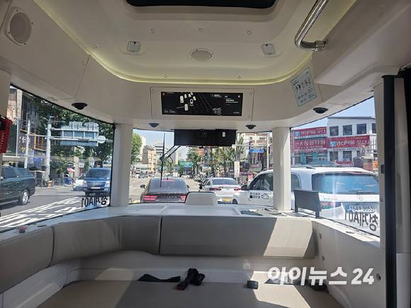 자율주행 셔틀 '로이(ROii)' 내부는 운전대(핸들) 없이 구성됐다. [사진=설재윤 기자]