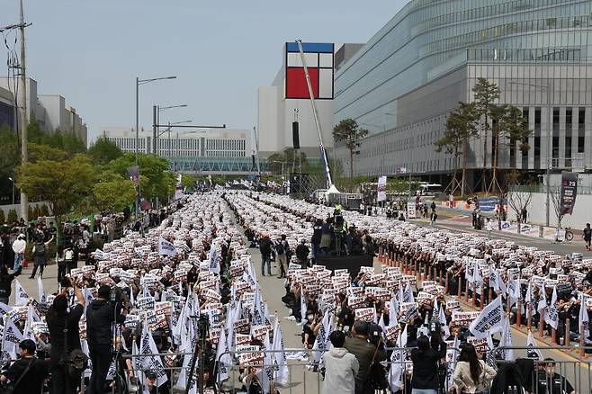 지난달 23일 경기 평택시 삼성전자 평택캠퍼스 앞에서 열린 삼성전자 노동조합 공동투쟁본부의 투쟁 결의대회에서 조합원들이 구호를 외치고 있다. 사진=연합뉴스