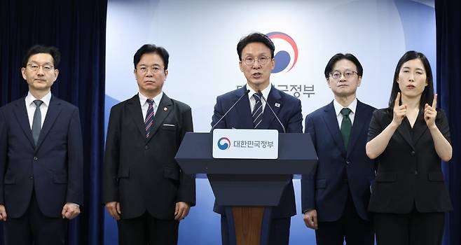 김민석 국무총리가 17일 서울 종로구 정부서울청사에서 삼성전자 파업 관련 대국민 담화를 하고 있다. 연합뉴스
